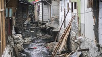 Pembongkaran ini untuk mengantisipasi banjir di Kelurahan Bungur.  