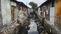 Sampah rumah tangga terlihat mengapung di saluran penghubung (PHB) Poncol.  