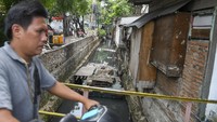 Warga melintasi saluran penghubung (PHB) Poncol, kawasan Bungur, Jakarta, Jumat (13/11/2020).  
