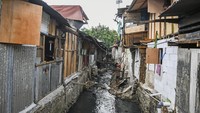 Pemerintah Kota Jakarta Pusat meminta warga untuk membongkar 150 bangunan yang mengganggu saluran penghubung (PHB) Poncol.  