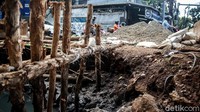 Bak penampungan air itu dengan panjang 40 meter, tinggi 3 meter, dan lebar 2 meter.