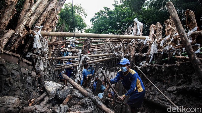 Begini Cara Pemprov Atasi Banjir Langganan di Green Garden Jakbar Para pekerja dari Dinas Sumber Daya Air (SDA) Pemprov DKI Jakarta menyelesaikan proyek bak penampungan air (kolam olakan) di perempatan Jalan Panjang dan Jalan Kedoya Raya, Jakarta Barat, Jumat (13/11/2020). Olakan air dengan panjang 40 meter, tinggi 3 meter dan lebar 2 meter tersebut untuk menampung aliran air sebelum disedot ke sungai terdekat.