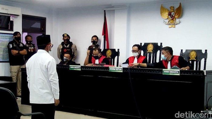 Bupati Boalemo nonaktif, Darwis Moridu divonis bersalah dan dijatuhi hukuman 6 bulan penjara oleh Pengadilan Negeri Gorontalo (Ajis-detikcom).