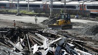 Sekretaris PT KAI Dadan Rudiansyah menjelaskan ihwal aktivitas proyek pengembangan Stasiun Jatinegara yang turut membongkar Depo Lokomotif yang disebut-sebut sebagai cagar budaya. (Rengga Sancaya)