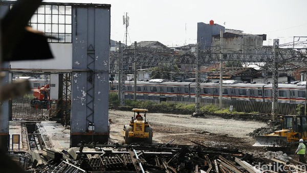 Depo lokomotif Jatinegara dibongkar karena sedang dilakukan proyek pengembangan Stasiun Jatinegara. (Rengga Sancaya) Depo lokomotif Jatinegara dibongkar karena sedang dilakukan proyek pengembangan Stasiun Jatinegara. (Rengga Sancaya)