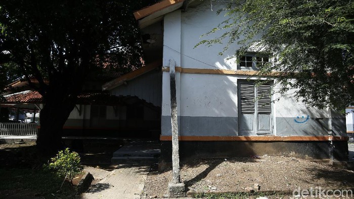 Depo Lokomotif Jatinegara Dibongkar PT Kereta Api Indonesia (KAI) membongkar depo lokomotif Jatinegara, Jakarta Timur. Depo itu dibongkar untuk proyek pengembangan Stasiun Jatinegara.