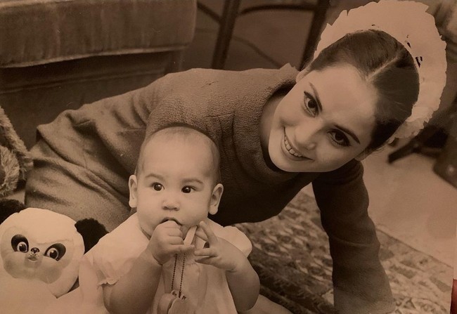 Peristiwa kudeta itu terjadi lima tahun setelah keduanya menikah dan dikaruniai satu putri. Saat Sang Proklamator jadi tahanan rumah, Dewi Sukarno yang saat itu masih berusia 27 tahun harus hidup berpindah-pindah. Foto: Instagram/@dewisukarnoofficial