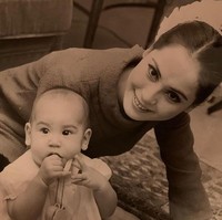 Peristiwa kudeta itu terjadi lima tahun setelah keduanya menikah dan dikaruniai satu putri. Saat Sang Proklamator jadi tahanan rumah, Dewi Sukarno yang saat itu masih berusia 27 tahun harus hidup berpindah-pindah. Foto: Instagram/@dewisukarnoofficial