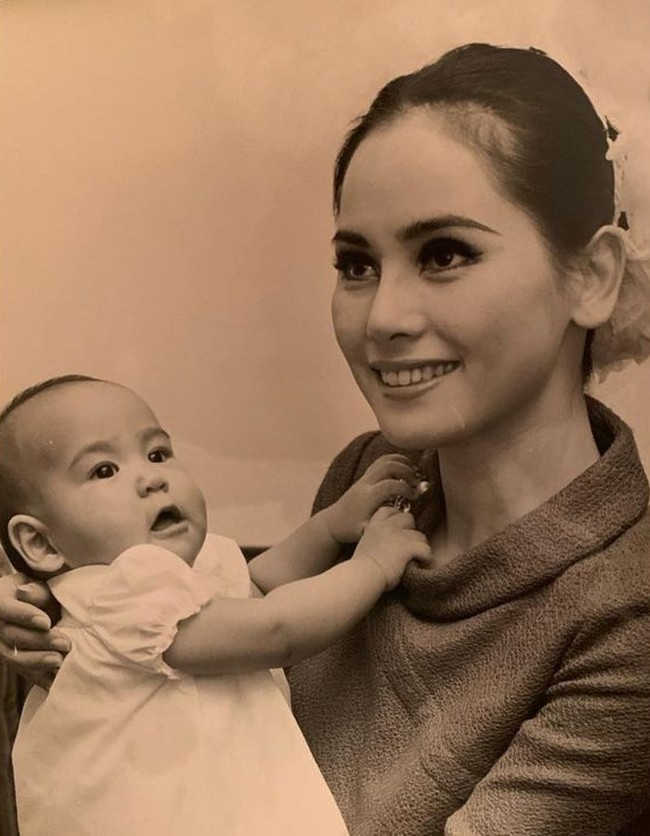 Selama dalam pengasingan, wanita bernama asli Naoko Nemoto ini sempat lama tinggal di Paris bersama putri satu-satunya, Kartika Sukarno. Ia juga sempat pindah ke Swiss dan New York. Foto: Instagram/@dewisukarnoofficial
