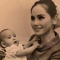 Selama dalam pengasingan, wanita bernama asli Naoko Nemoto ini sempat lama tinggal di Paris bersama putri satu-satunya, Kartika Sukarno. Ia juga sempat pindah ke Swiss dan New York. Foto: Instagram/@dewisukarnoofficial