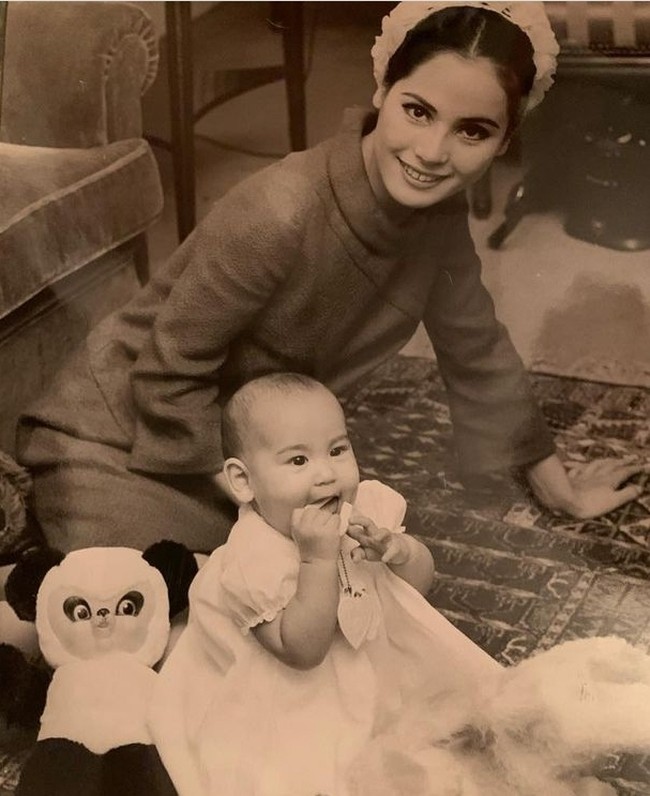 Dewi Sukarno sempat melakukan pemotretan selama hidup jadi pengasingan. Melihat potret cantiknya yang melepas senyum saat difoto, mungkin tak ada yang mengira kalau sosok wanita tersebut sedang diterpa badai kencang dalam hidupnya. Foto: Instagram/@dewisukarnoofficial