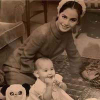 Dewi Sukarno sempat melakukan pemotretan selama hidup jadi pengasingan. Melihat potret cantiknya yang melepas senyum saat difoto, mungkin tak ada yang mengira kalau sosok wanita tersebut sedang diterpa badai kencang dalam hidupnya. Foto: Instagram/@dewisukarnoofficial