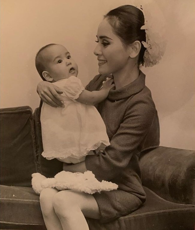 Mengenakan mini dress dan rambut disanggul, Dewi Sukarno tampak berfoto bersama Kartika yang saat itu berusia enam bulan. Senyuman semringah saat berpose pun menuai pujian dari netizen. Foto: Instagram/@dewisukarnoofficial