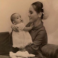 Mengenakan mini dress dan rambut disanggul, Dewi Sukarno tampak berfoto bersama Kartika yang saat itu berusia enam bulan. Senyuman semringah saat berpose pun menuai pujian dari netizen. Foto: Instagram/@dewisukarnoofficial