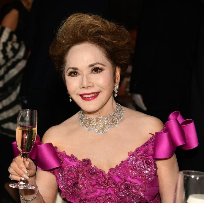 Masa-masa kelam itu telah berlalu. Kini Dewi Sukarno sudah menginjak usia 80 tahun dan pesona kecantikannya masih terpancar. Foto: Instagram/@dewisukarnoofficial