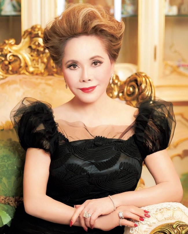 Dewi Sukarno saat ini menjalani bisnis di dunia kecantikan dan perhiasan. Ia juga ditunjuk sebagai juri kontes kecantikan di program TV Jepang. Foto: Instagram/@dewisukarnoofficial