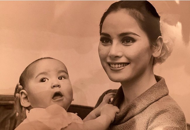 Pada 1967, Presiden RI Pertama Sukarno dikudeta dan jadi tahanan rumah hingga kematiannya pada 1970. Di saat yang sama, Dewi Sukarno yang kala itu menjadi ibu negara terpaksa hidup dalam pengasingan. Foto: Instagram/@dewisukarnoofficial