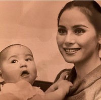 Pada 1967, Presiden RI Pertama Sukarno dikudeta dan jadi tahanan rumah hingga kematiannya pada 1970. Di saat yang sama, Dewi Sukarno yang kala itu menjadi ibu negara terpaksa hidup dalam pengasingan. Foto: Instagram/@dewisukarnoofficial