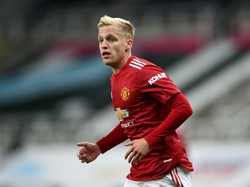 Keenam ada lagi gelandang MU, Donny van de Beek. Sejak musim lalu diboyong MU, van de Beek yang cukup berpotensi tak pernah jadi pilihan utama Solskjaer (Getty Images/Alex Pantling)
