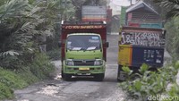 Jalur evakuasi dari bencana Gunung Merapi rusak karena dilewati truk pengangkut pasir dan batu.