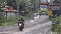 Puluhan truk masih hilir mudik mengangkut pasir dan batu.