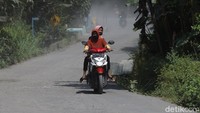 Para pengendara yang melintas diminta untuk berhati-hati.
