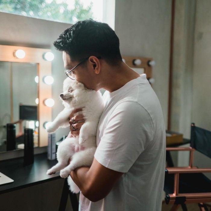 Foto-foto Afgan Gendong Anjing yang Bikin Ramai Netizen