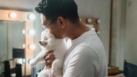 Afgan tak segan menggendong dan mencium Coco. (Foto: dok. Instagram @afgansyah.reza) 