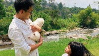 Coco, anjing putih Afgan tersebut pernah tampil di sebuah video klip. Sang penyanyi tampak menunjukkan rasa sayangnya buat Coco. (Foto: dok. Instagram @afgansyah.reza) 
