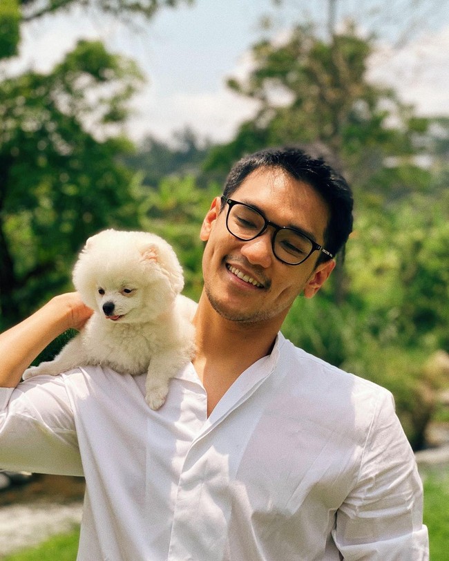 Sudah bukan rahasia lagi kalau penyanyi yang satu ini memiliki lesung pipi yang sangat memukau. Nggak heran banyak wanita yang kepincut dan mengidolakan Afgansyah Reza. Foto: dok. Instagram @afgansyah.reza