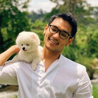 Sudah bukan rahasia lagi kalau penyanyi yang satu ini memiliki lesung pipi yang sangat memukau. Nggak heran banyak wanita yang kepincut dan mengidolakan Afgansyah Reza. Foto: dok. Instagram @afgansyah.reza