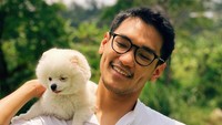 Anjing yang digendong Afgan tersebut bernama Coco. Dia punya Instagram sendiri. (Foto: dok. Instagram @afgansyah.reza) 