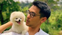 Dalam unggahan Instagram beberapa waktu lalu, Afgan tampak menggendong seekor anjing berwarna putih. (Foto: dok. Instagram @afgansyah.reza) 