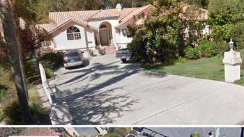 Zac Efron lahir di California di kota San Luis Obispo dan dibesarkan di kota terdekat Arroyo Grande. Rumah masa kecilnya tidak terlihat terlalu buruk. Kini ia tinggal di Los Files rumah senilai USD 4 juta yang memiliki 5 kamar tidur, 5 kamar mandi, kolam dalam ruangan, meja biliar, gym lengkap di rumah, gudang anggur, dan yang tak kalah pentingnya, pemandangan spektakuler Los Angeles dilihat dari balkon dan area kolam renang. Foto: Boredpanda