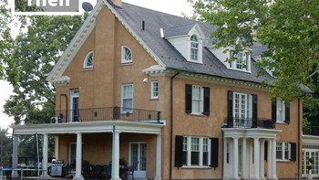 Taylor Swift dikenal memiliki sejumlah rumah. Namun ia menganggap Nashville, TN sebagai kampung halamannya karena dia telah tinggal di sana sejak dia berusia 10 tahun. Sebelum menjadi terkenal, dia tinggal bersama keluarganya di sebuah rumah 3 lantai yang tidak terlalu kumuh, luas, elegan, dan tentunya nyaman. Pada tahun 2009, dia membeli penthouse di Nashville yang punya 2 lantai dengan 3 kamar tidur dan 4 kamar mandi. Setiap kali dia di Nashville, dia tinggal di sini dan kebanyakan menghabiskan waktu menonton film dan bersantai dengan kucingnya. Foto: Boredpanda