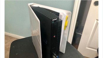 PS jadul yang diselipkan seperti mirip PS5. Foto: Boredpanda