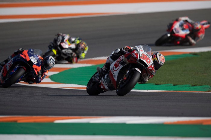 VALENCIA, SPAIN - NOVEMBER 08: Takaaki Nakagami of Japan and LCR Honda Idemitsu leads the field during the MotoGP race during the MotoGP of Europe at Comunitat Valenciana Ricardo Tormo Circuit on November 08, 2020 in Valencia, Spain. (Photo by Mirco Lazzari gp/Getty Images)