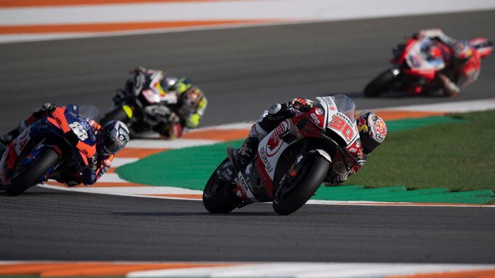 VALENCIA, SPAIN - NOVEMBER 08: Takaaki Nakagami of Japan and LCR Honda Idemitsu leads the field during the MotoGP race during the MotoGP of Europe at Comunitat Valenciana Ricardo Tormo Circuit on November 08, 2020 in Valencia, Spain. (Photo by Mirco Lazzari gp/Getty Images)