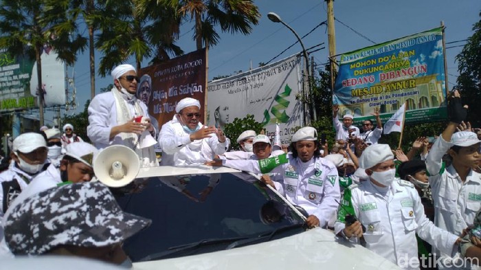 Habib Rizieq disambut massa di Simpang Gadog jelang ceramah di Megamendung, Bogor.