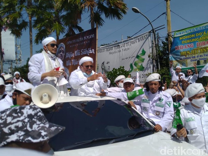 Habib Rizieq disambut massa di Simpang Gadog jelang ceramah di Megamendung, Bogor.