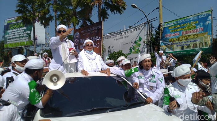 Habib Rizieq disambut massa di Simpang Gadog jelang ceramah di Megamendung, Bogor.