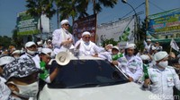 Pada Jumat (13/11/2020), terjadi kerumunan santri di Simpang Gadog, Megamendung, ketika Habib Rizieq tiba. Sachril Agustin/detikcom  