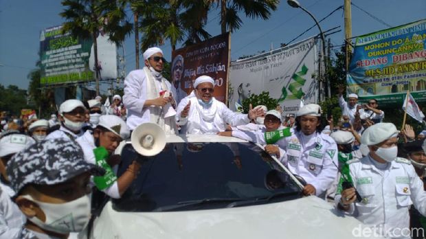 Habib Rizieq disambut massa di Simpang Gadog jelang ceramah di Megamendung, Bogor.