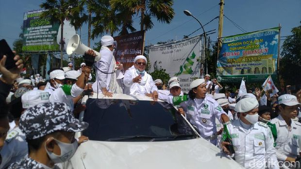 Habib Rizieq disambut massa di Simpang Gadog jelang ceramah di Megamendung, Bogor.