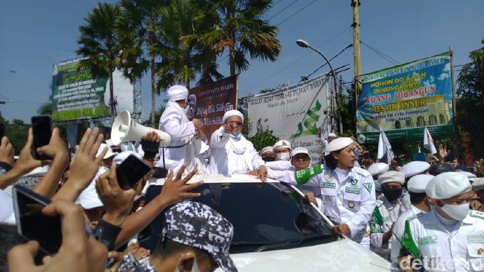 Habib Rizieq disambut massa di Simpang Gadog jelang ceramah di Megamendung, Bogor.