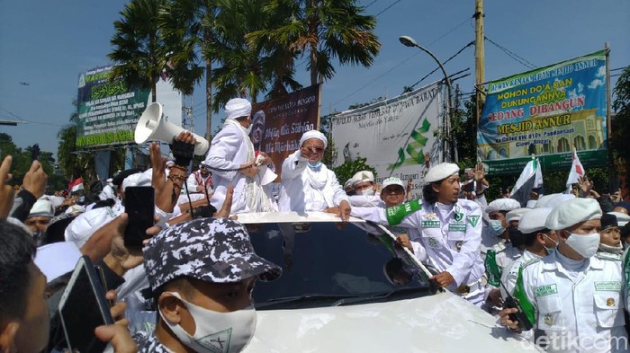 Habib Rizieq disambut massa di Simpang Gadog jelang ceramah di Megamendung, Bogor.