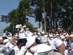 Habib Rizieq Tiba di Simpang Gadog, Massa Riuh Menyambut