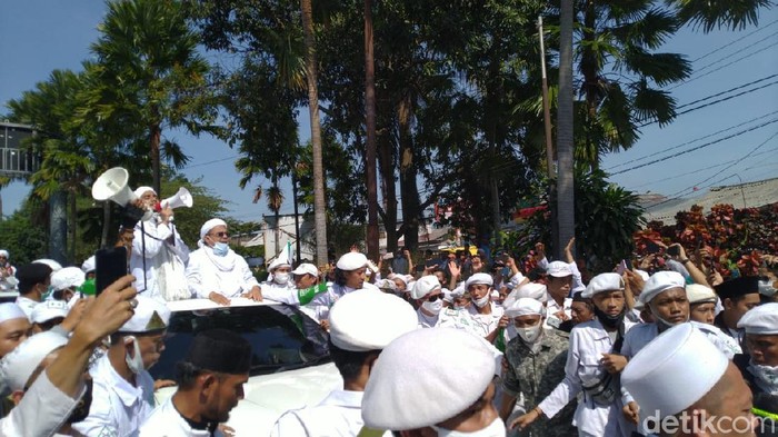 Habib Rizieq disambut massa di Simpang Gadog jelang ceramah di Megamendung, Bogor.