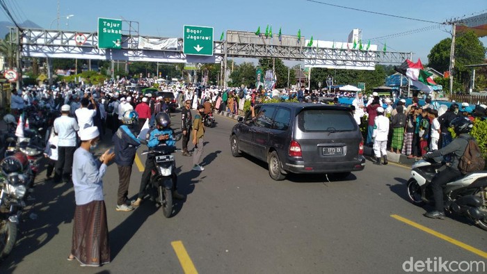 Habib Rizieq Syihab akan ceramah di Megamendung, para santri berkumpul di Simpang Gadog (Sachril A/detikcom).