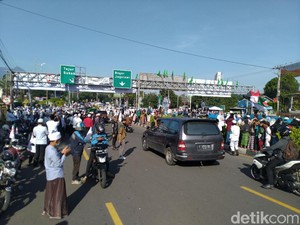 Habib Rizieq Akan Ceramah di Megamendung, Santri Berkumpul di Simpang Gadog
